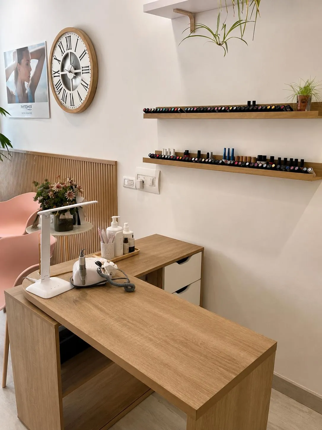 La estación de manicura del salón de Estética Andrea