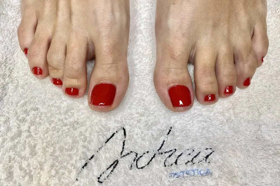 Pedicura semipermanente en rojo intenso