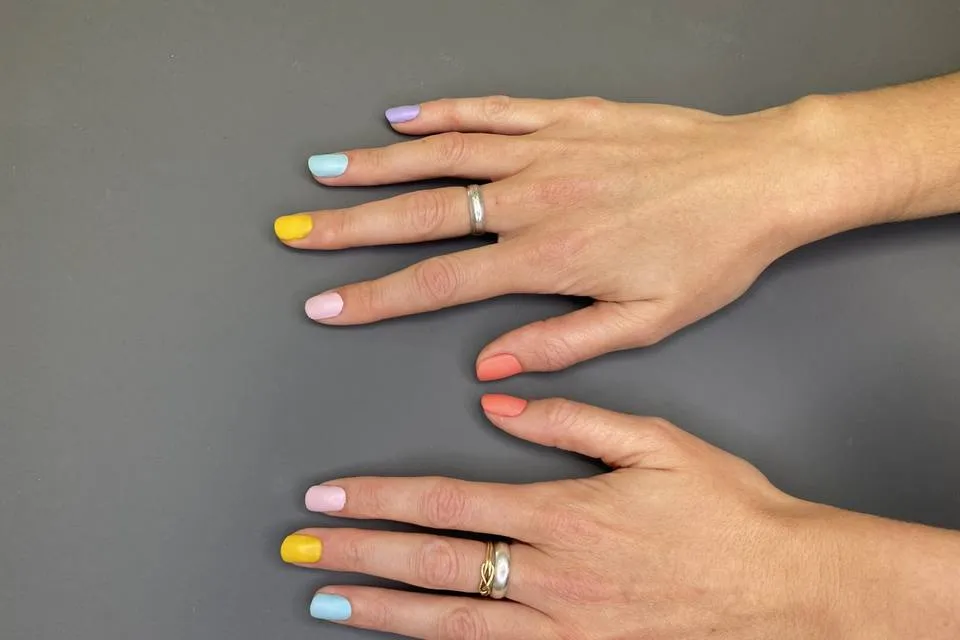 Manicura de fiesta con brillo