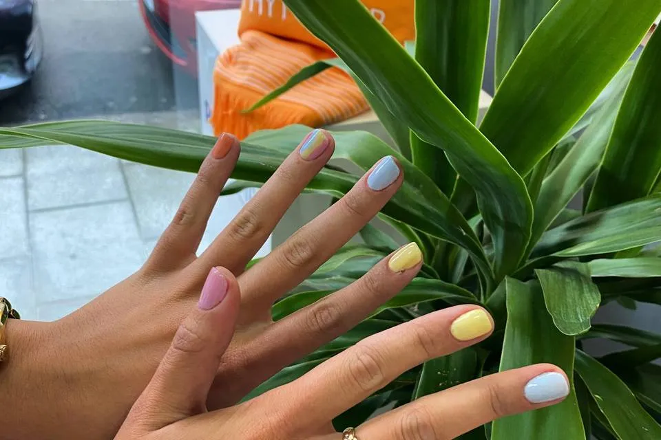 Manicura semipermanente en tonos pastel realizada en Estética Andrea