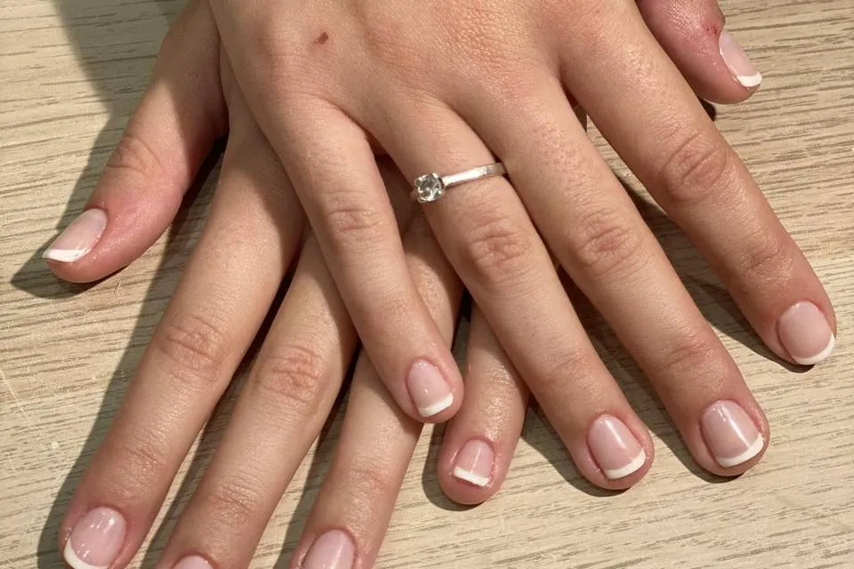 Manicura con diseño y purpurina